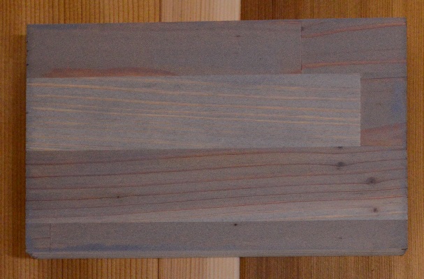 アッシュグレーで塗装した木材